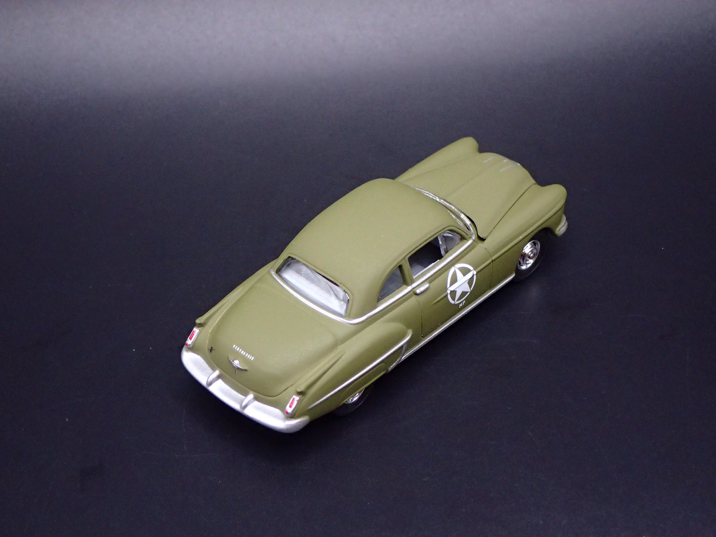 1950 50 OLDS OLDSMOBILE ROCKET 88 GREEN 1/64 SCALE DIORAMA DIECAST MODEL CAR