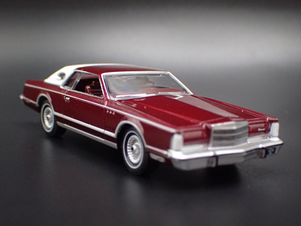 1978 78 LINCOLN CONTINENTAL MARK V RED 1:64 SCALE DIORAMA DIECAST MODEL CAR