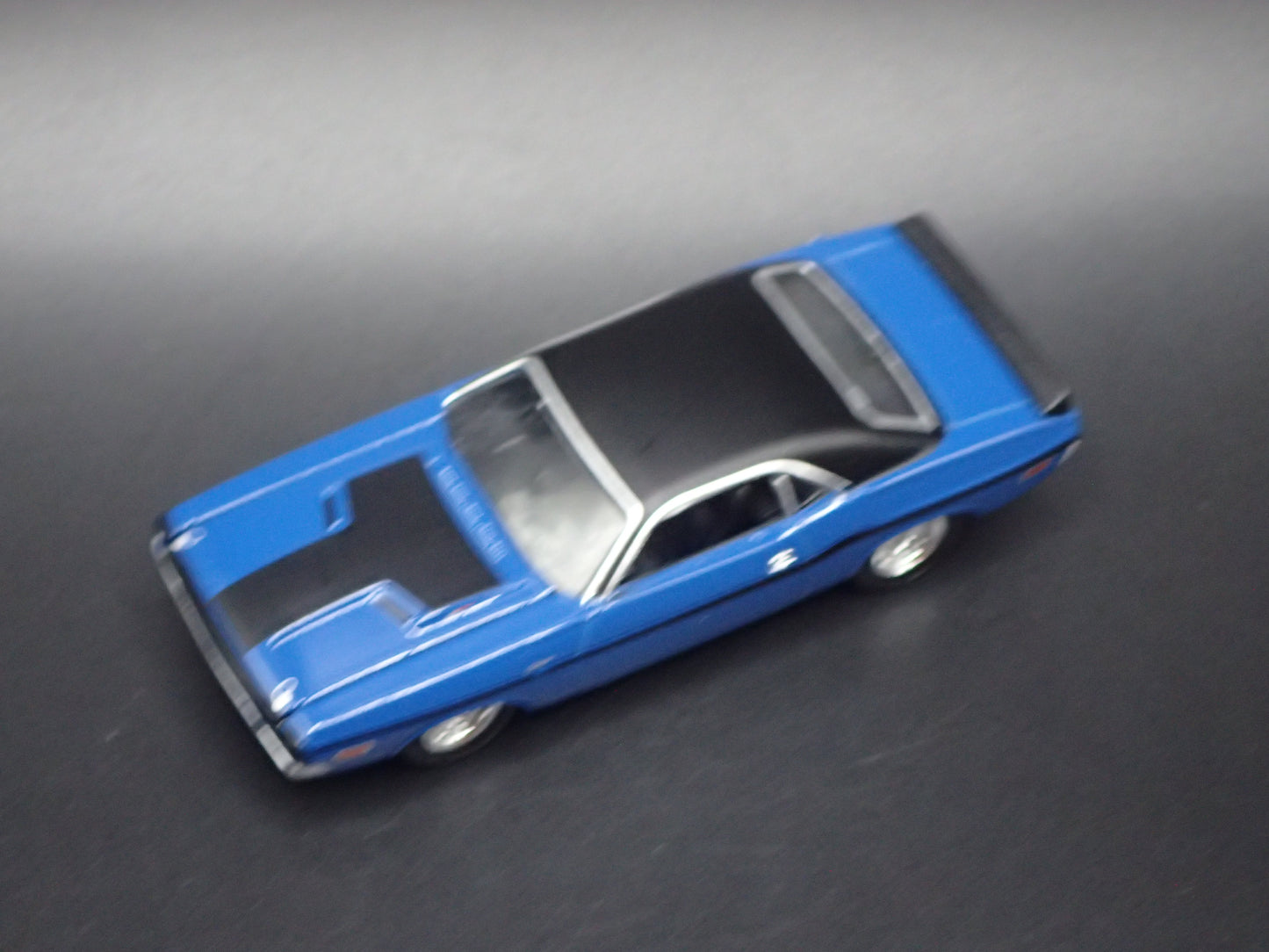 1970 70 DODGE CHALLENGER BLUE 1:64 SCALE COLLECTIBLE DIORAMA DIECAST MODEL CAR