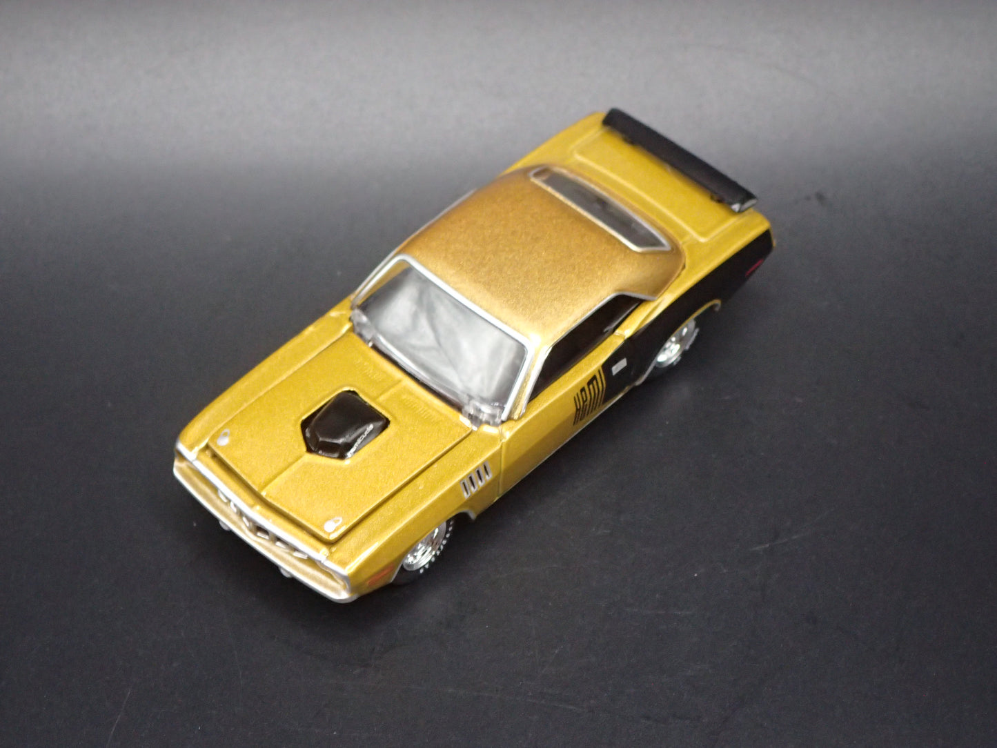 1971 71 PLYMOUTH HEMI CUDA GOLD 1:64 SCALE COLLECTIBLE DIORAMA DIECAST MODEL CAR