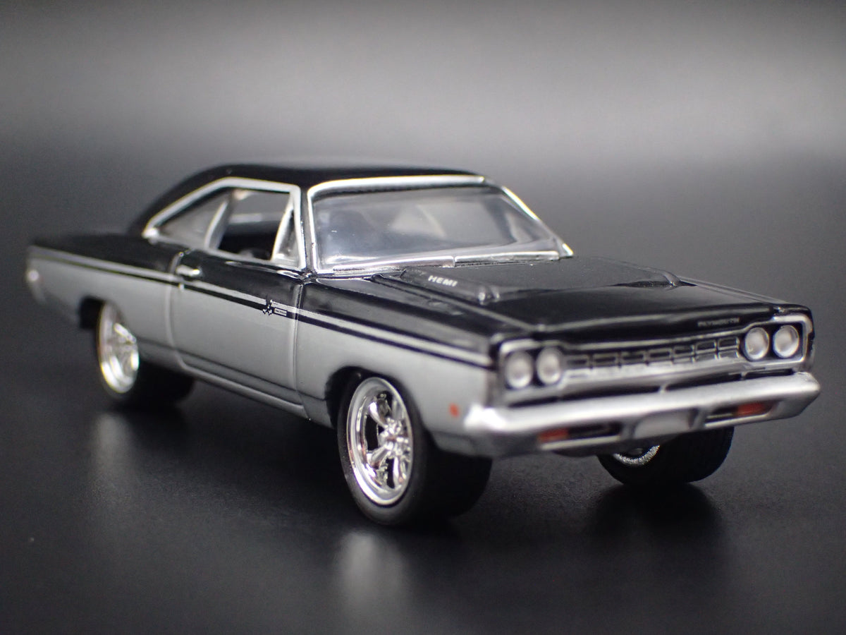1968 68 PLYMOUTH GTX SILVER 1:64 SCALE COLLECTIBLE DIORAMA DIECAST MODEL CAR