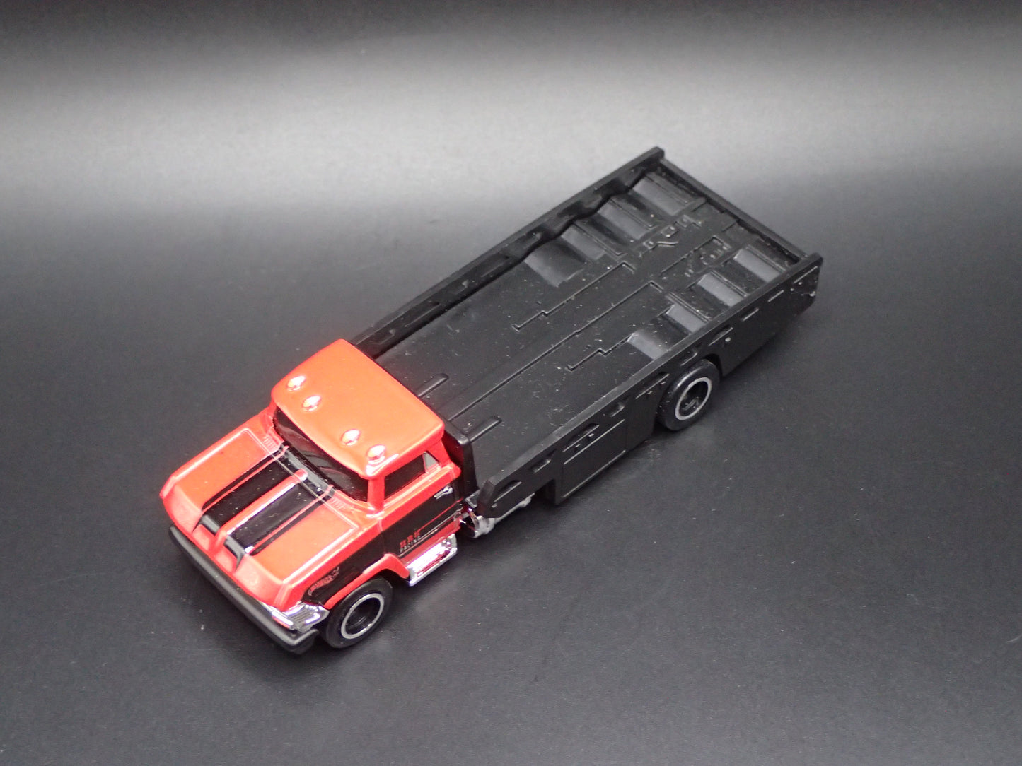 VINTAGE FLATBED CAR HAULER TRUCK RED 1/64 SCALE DIECAST MODEL CAR