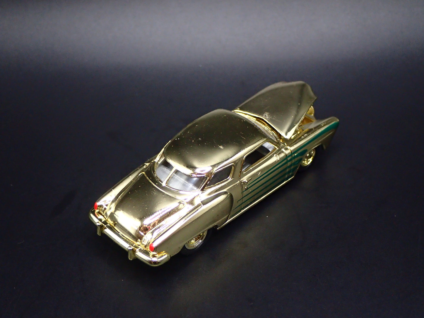 1951 STUDEBAKER COMMANDER 1:64 SCALE COLLECTIBLE DIORAMA DIECAST MODEL CAR
