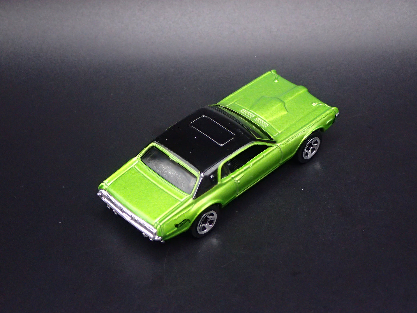 1968 68 MERC MERCURY COUGAR 1/64 SCALE COLLECTIBLE DIORAMA DIECAST MODEL CAR