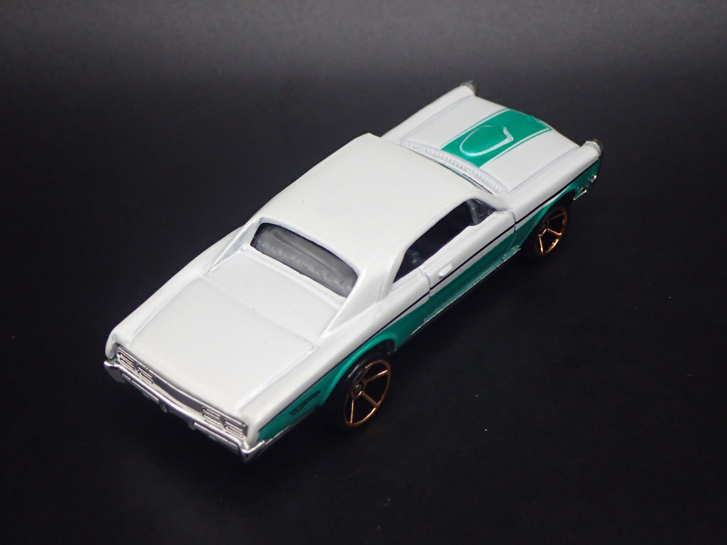 1967 PONTIAC GTO WHITE 1:64 SCALE LIMITED COLLECTIBLE DIORAMA DIECAST MODEL CAR