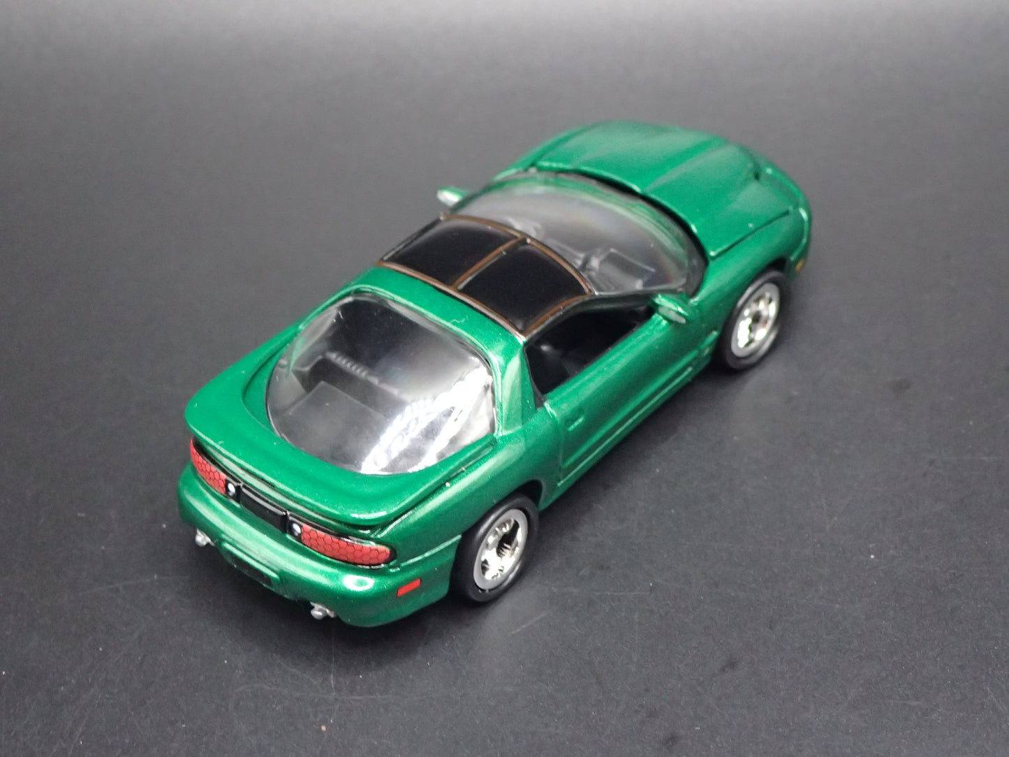 2001 01 PONTIAC FIREBIRD GREEN 1:64 SCALE COLLECTIBLE DIORAMA DIECAST MODEL CAR