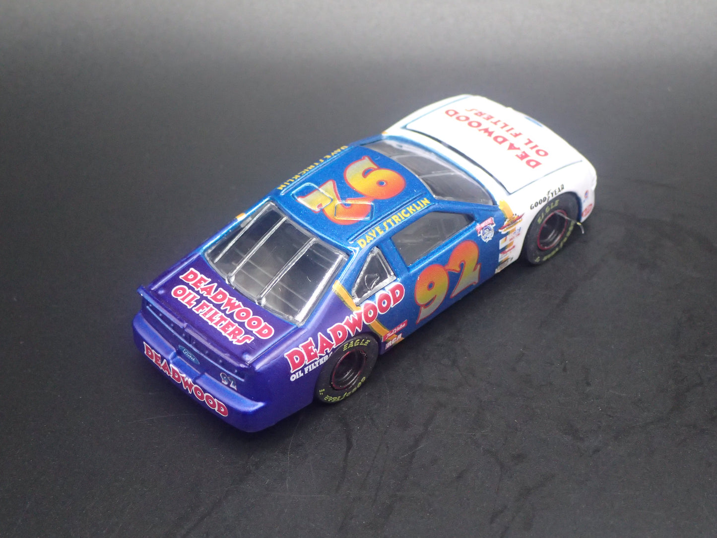 1998 98 FORD TAURUS 92 DAVE STRICKLIN NASCAR 1:64 SCALE DIORAMA DIECAST MODEL CAR