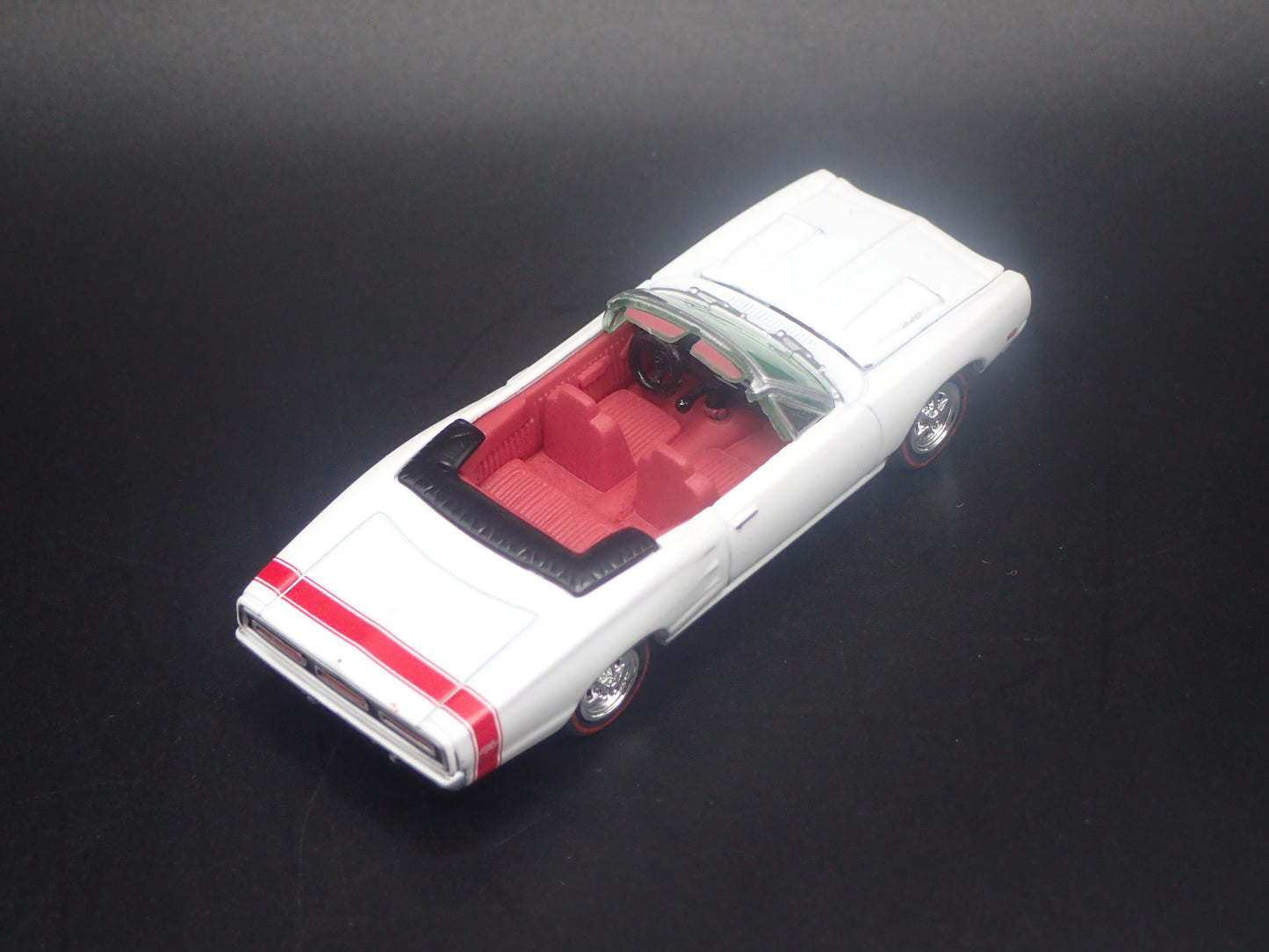 1969 69 DODGE CORONET RT CONVERTIBLE WHITE 1/64 SCALE DIORAMA DIECAST MODEL CAR
