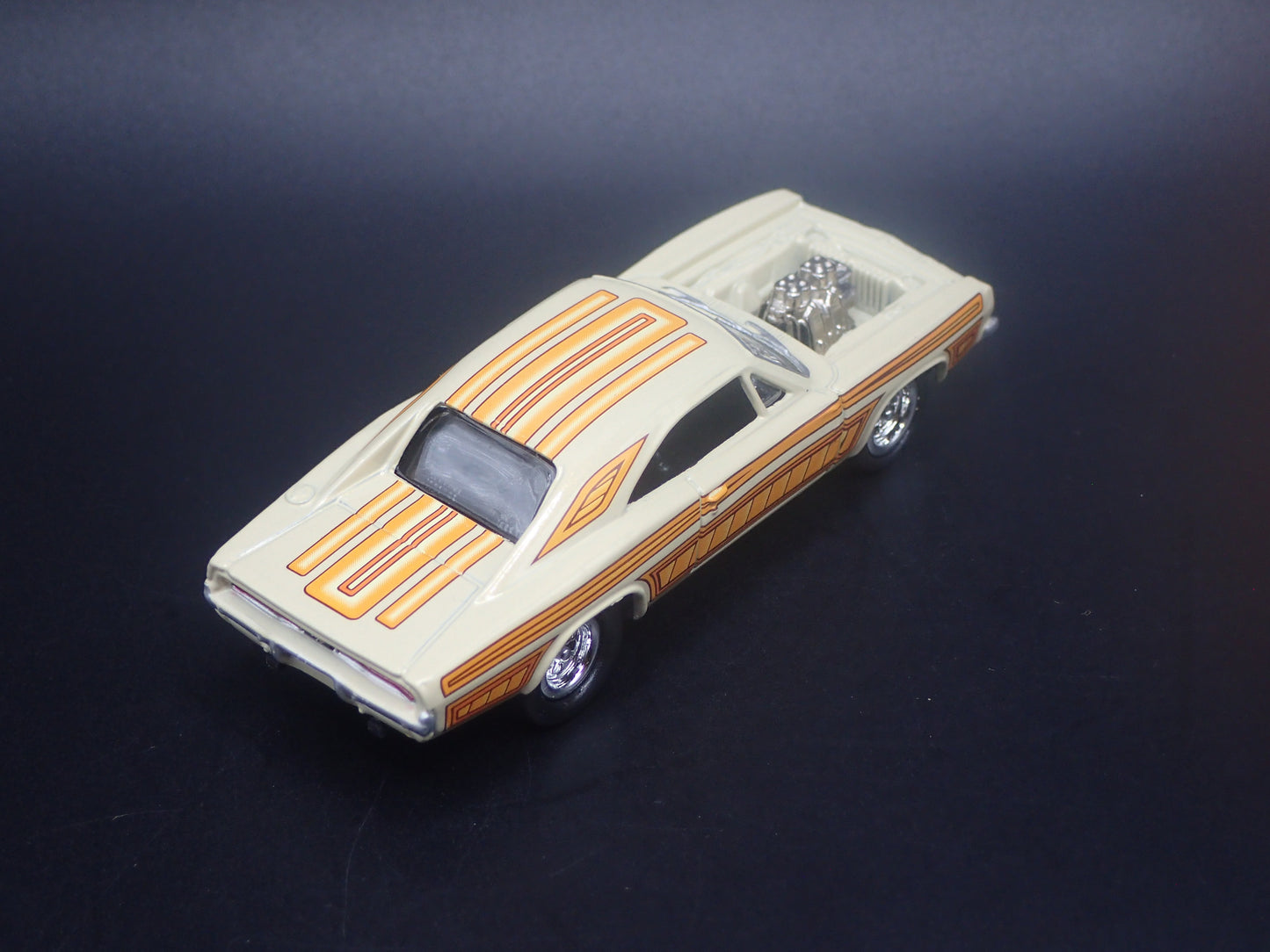 1969 69 DODGE CHARGER R/T 1:64 SCALE COLLECTIBLE DIORAMA DIECAST MODEL CAR