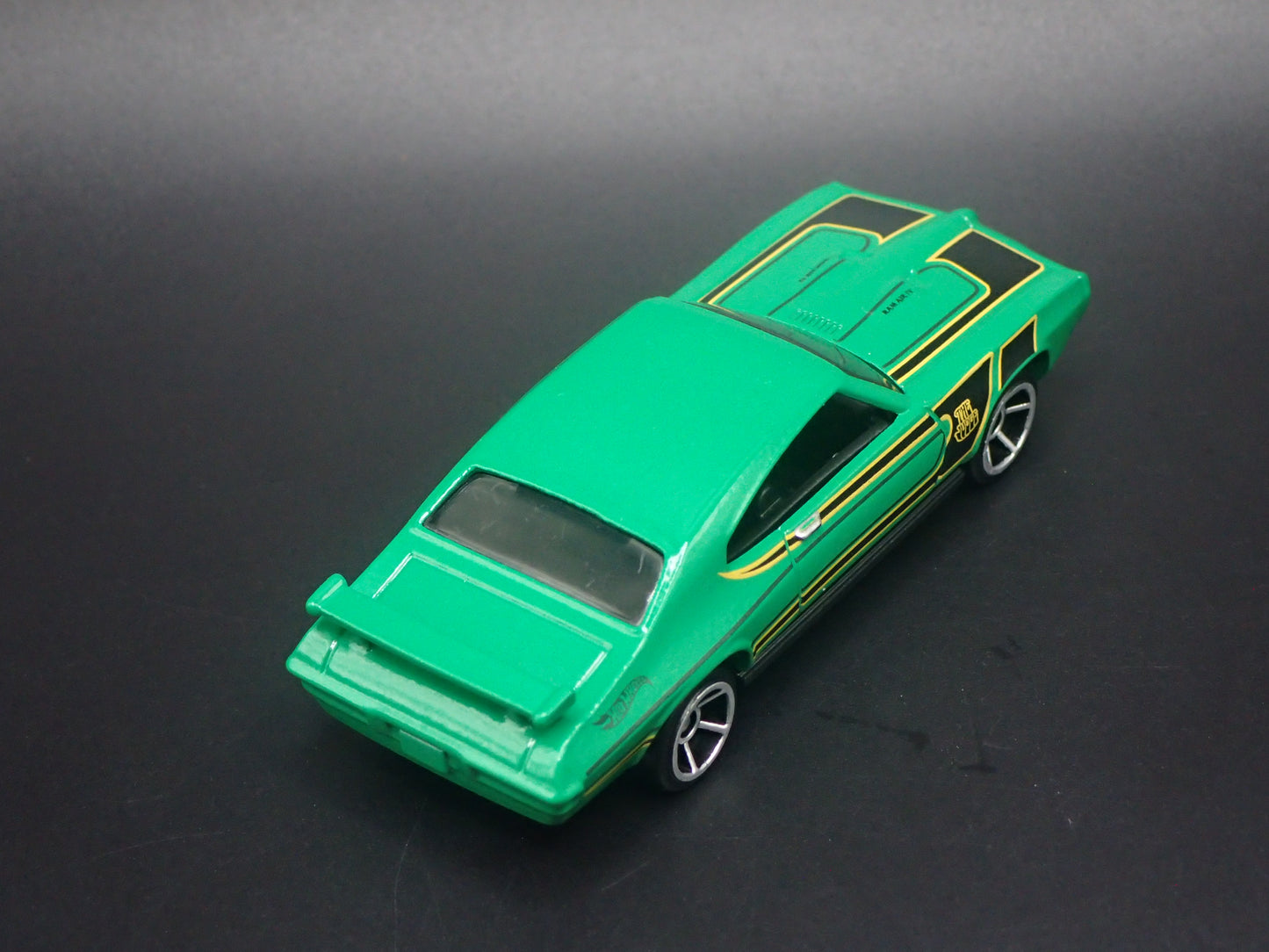 1970 70 PONTIAC GTO JUDGE GREEN 1/64 SCALE COLLECTIBLE DIORAMA DIECAST MODEL CAR
