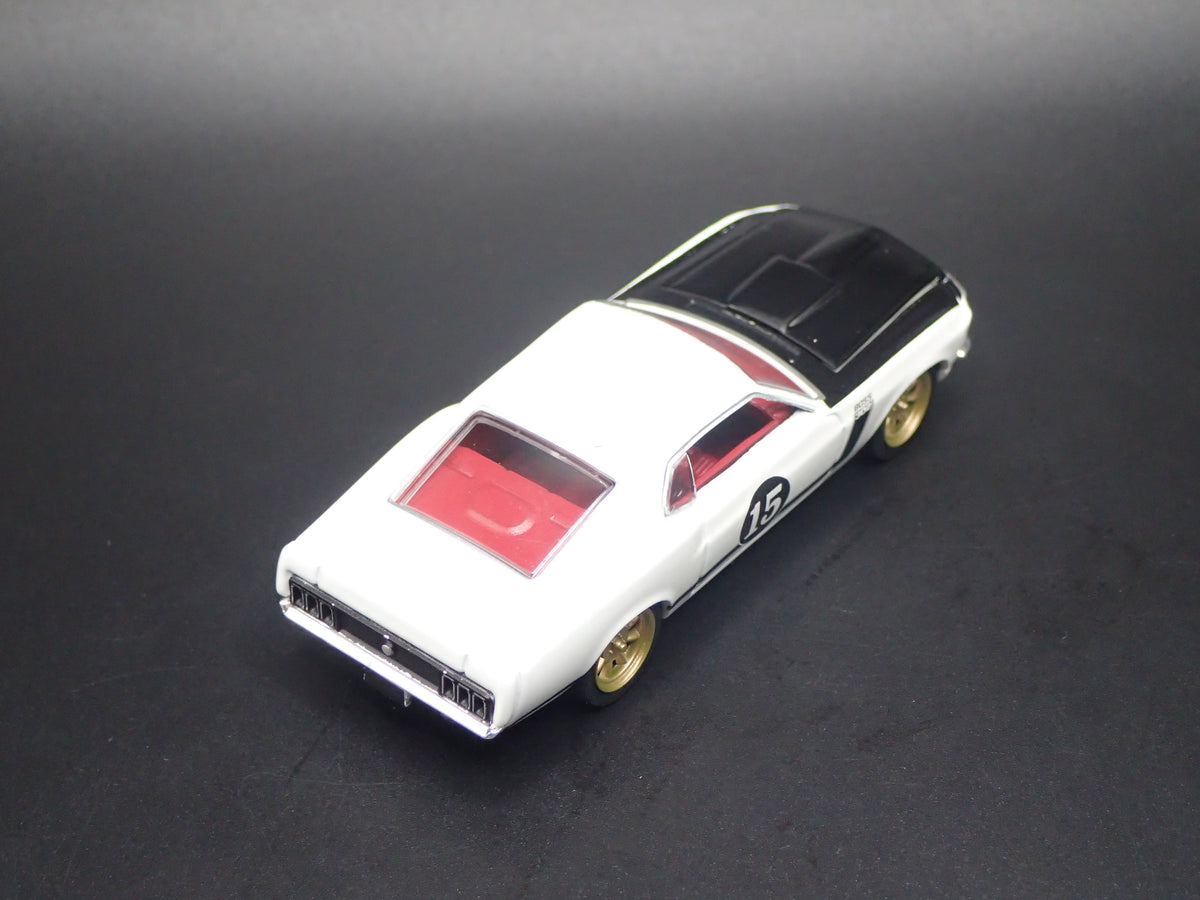 1970 70 FORD MUSTANG FASTBACK BOSS 302 1/64 SCALE DIORAMA DIECAST MODEL CAR