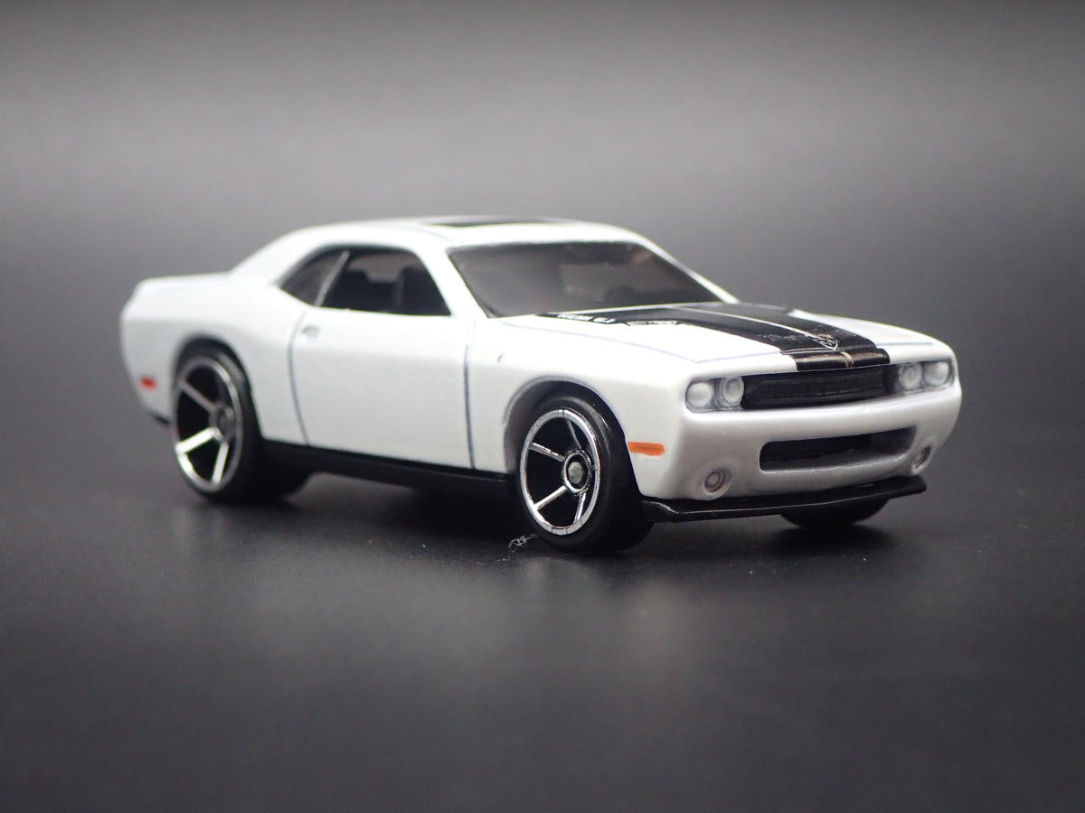 2008-2014 DODGE CHALLENGER SRT8 WHITE 1/64 SCALE DIORAMA DIECAST MODEL CAR