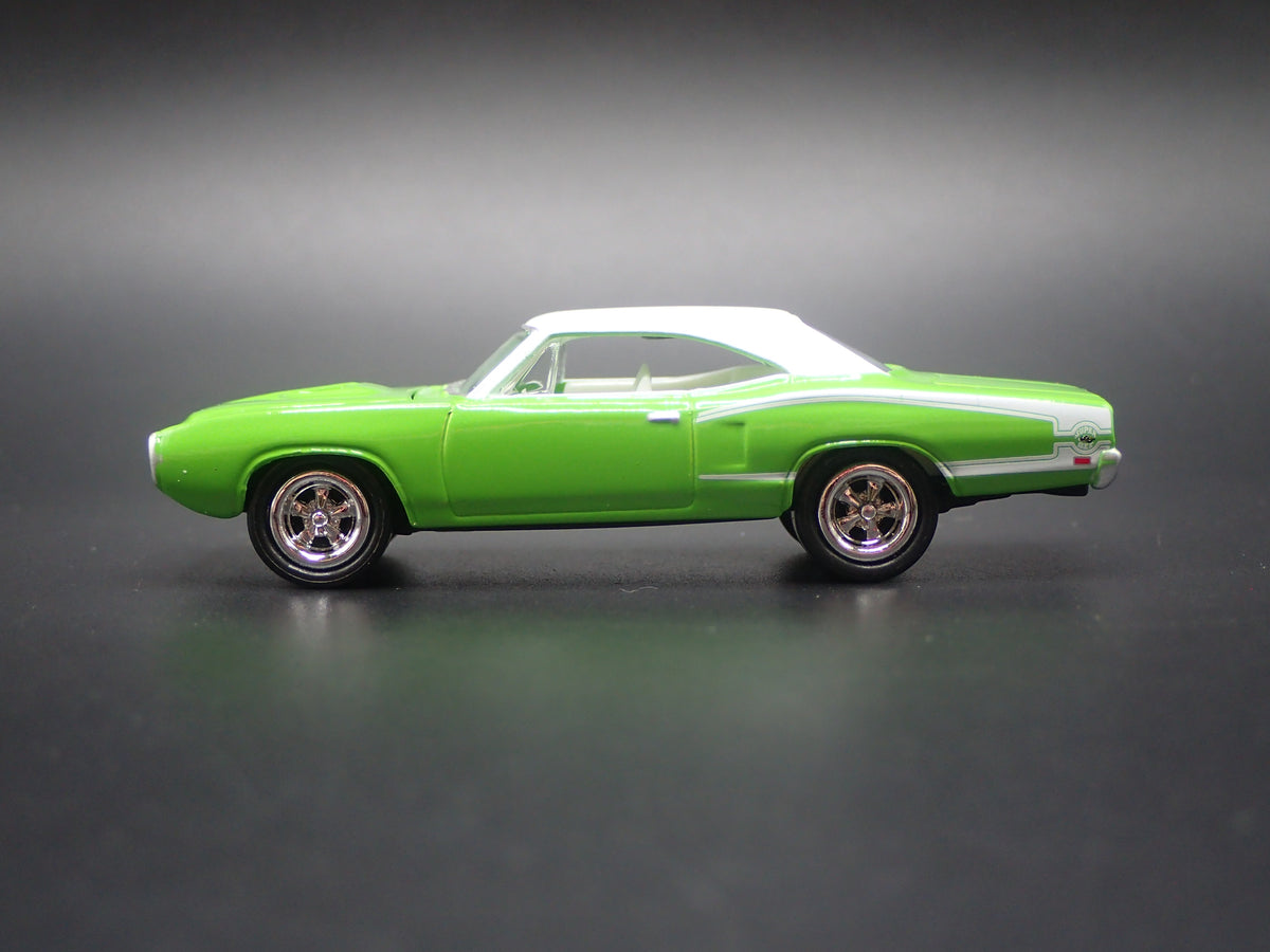 1970 DODGE CORONET SUPER BEE GREEN 1:64 SCALE LIMITED DIORAMA DIECAST MODEL CAR