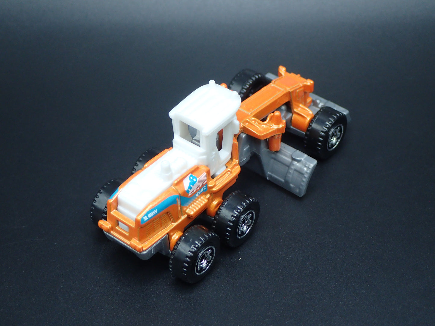 ROAD GRADER CONSTRUCTION VEHICLE 1:64 MB SCALE COLLECTIBLE DIECAST MODEL CAR