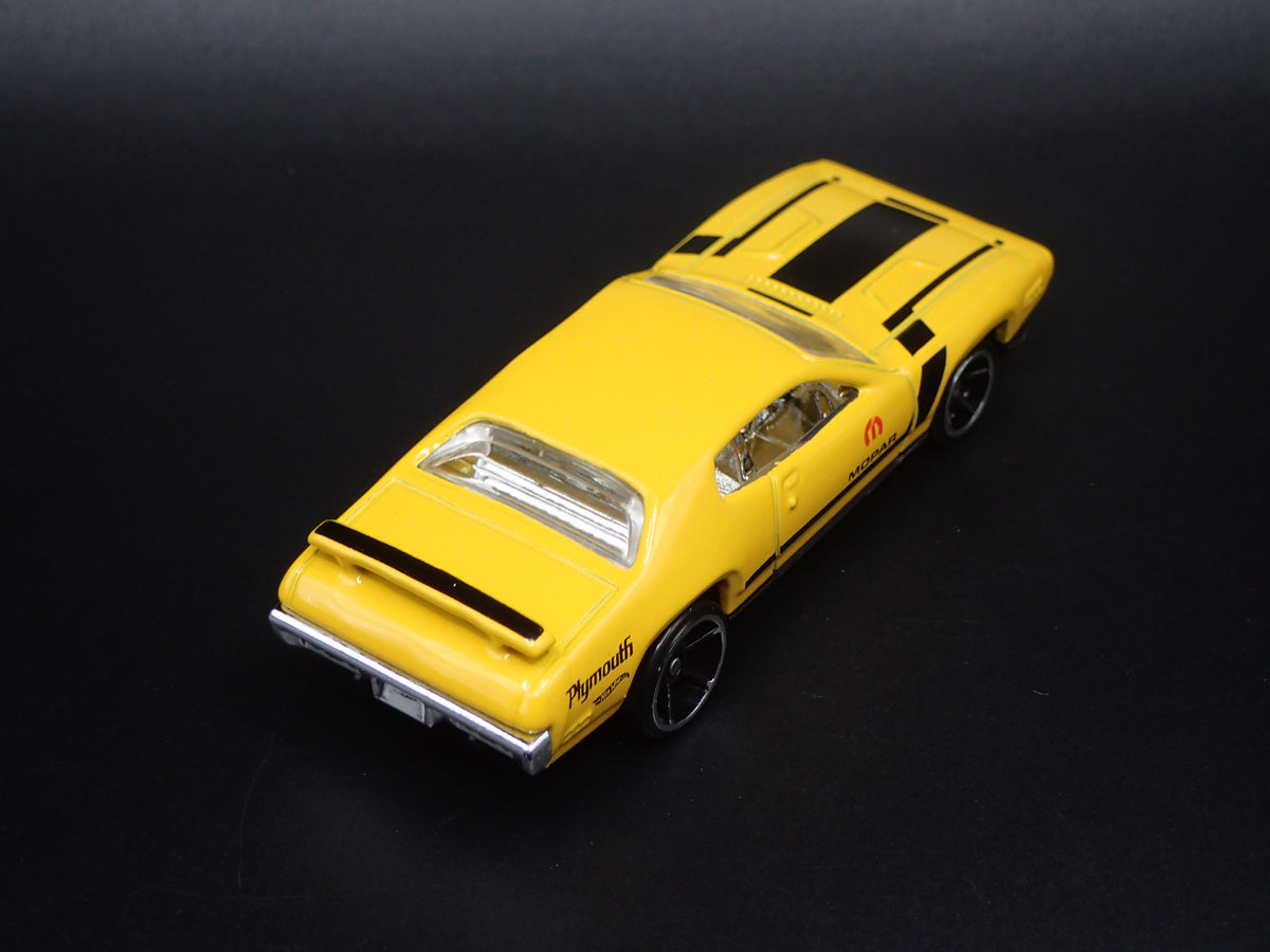 1971 71 PLYMOUTH ROAD RUNNER YELLOW 1/64 SCALE COLLECTIBLE DIECAST MODEL CAR