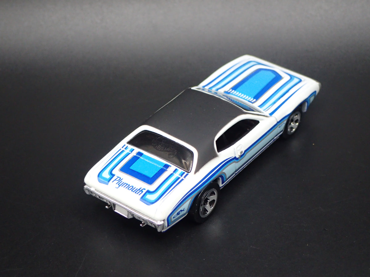 1971 71 PLYMOUTH GTX WHITE 1/64 SCALE COLLECTIBLE DIORAMA DIECAST MODEL CAR