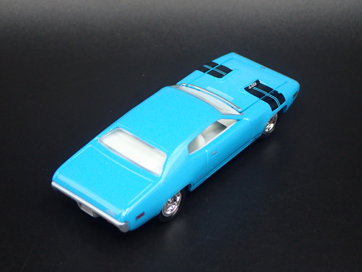 1971 71 PLYMOUTH GTX BLUE 1/64 SCALE COLLECTIBLE DIORAMA DIECAST MODEL CAR