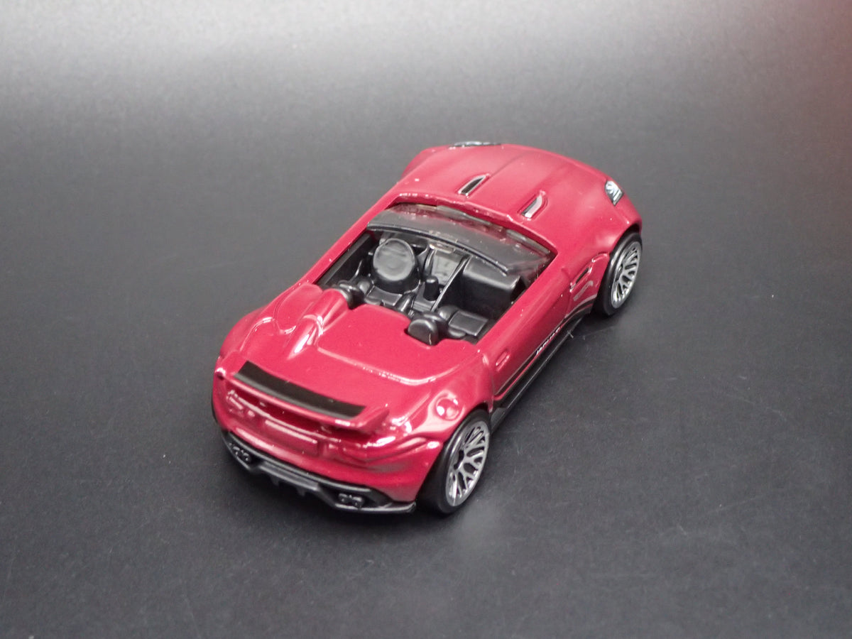 2015-2016 JAGUAR F-TYPE PROJECT 7 PLUM 1:64 SCALE DIORAMA DIECAST MODEL CAR