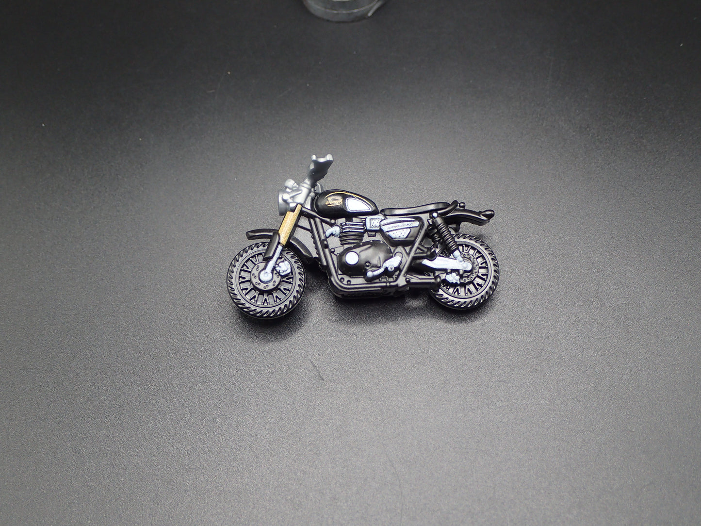 TRIUMPH SCRAMBLER MOTORCYCLE BLACK 1:64 SCALE DIORAMA DIECAST MODEL CAR