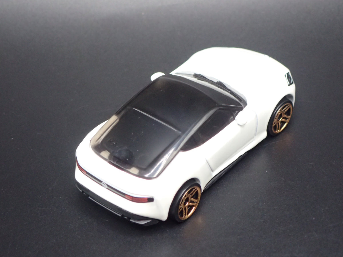 2023-2026 NISSAN Z WHITE 1:64 SCALE COLLECTIBLE DIORAMA DIECAST MODEL CAR