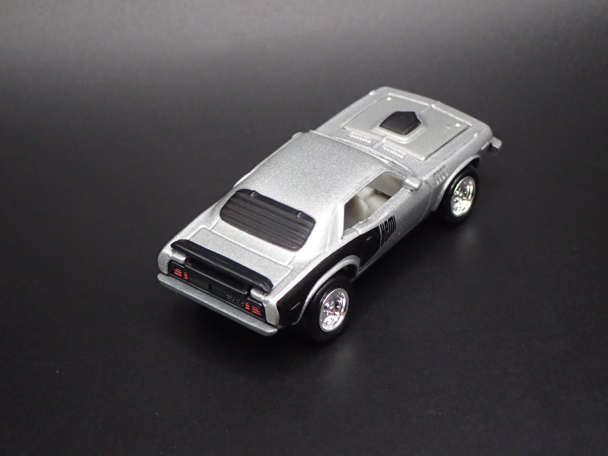 1971 71 PLYMOUTH HEMI CUDA SILVER 1:64 SCALE COLLECTIBLE DIORAMA DIECAST MODEL CAR