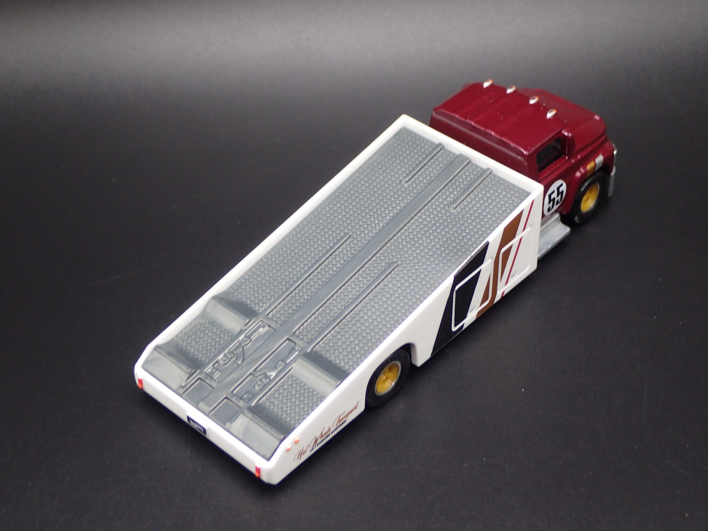MODERN RAMP TRUCK CAR HAULER TRUCK WHITE 1:64 SCALE DIORAMA DIECAST MODEL CAR