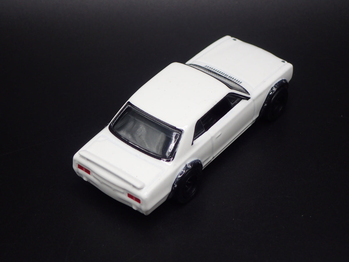 1968-1972 NISSAN SKYLINE 2000 GTX WHITE 1:64 SCALE DIORAMA DIECAST MODEL CAR-Burning Rubber Toy Company