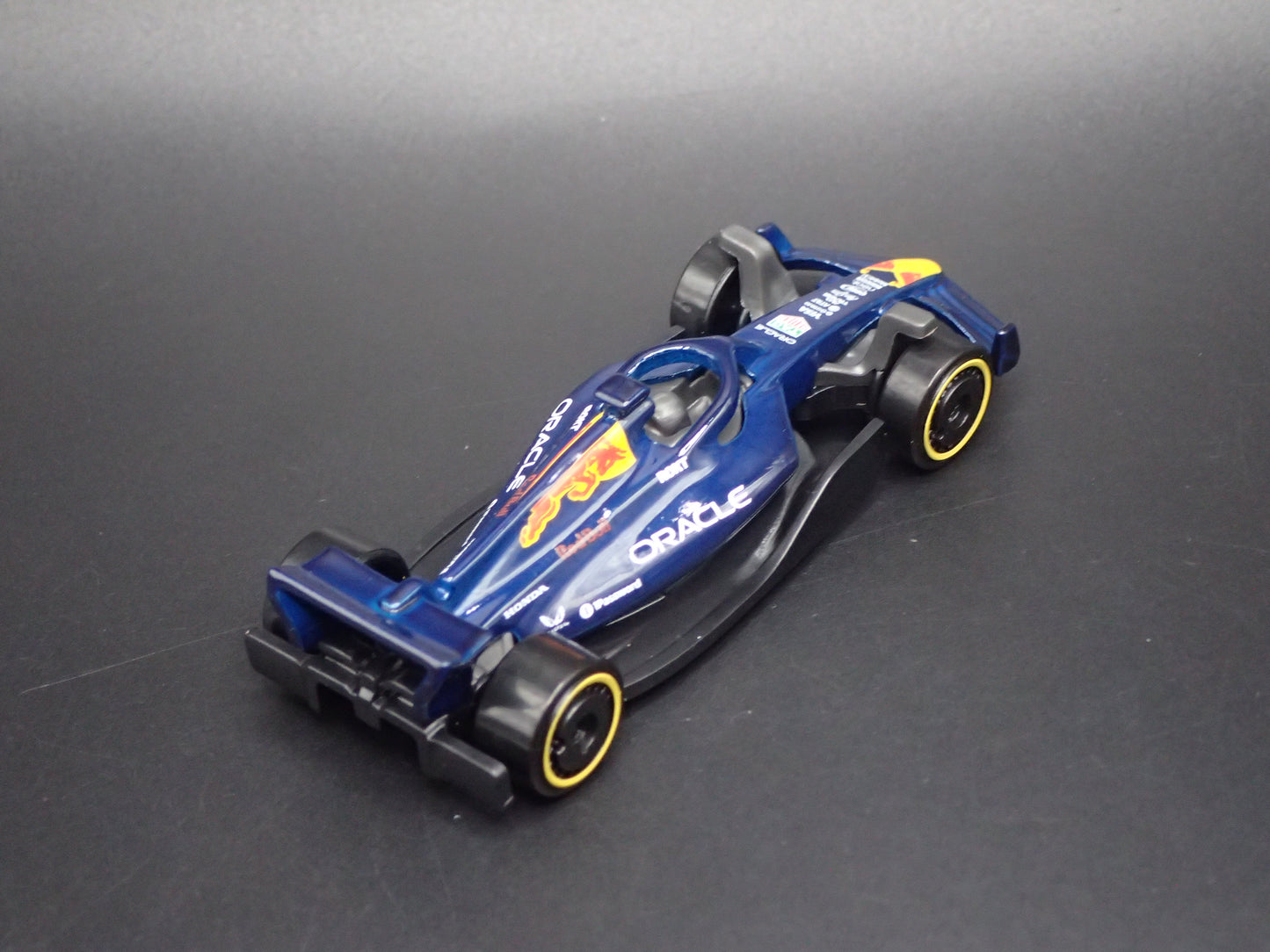 RED BULL RACING ORACLE RB21 F1 2025 1:64 SCALE COLLECTIBLE DIECAST MODEL CAR