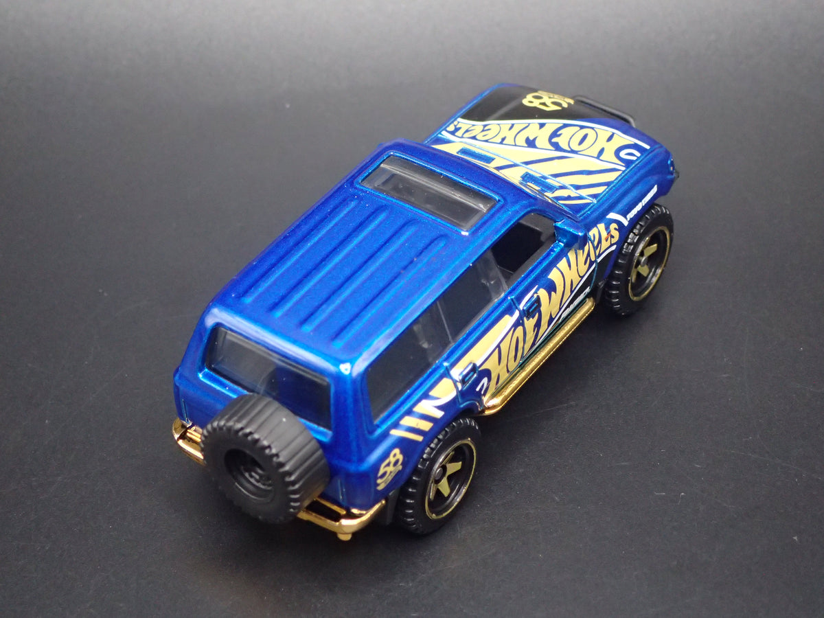 1990-1998 TOYOTA LAND CRUISER 80 BLUE 1/64 SCALE DIORAMA DIECAST MODEL CAR
