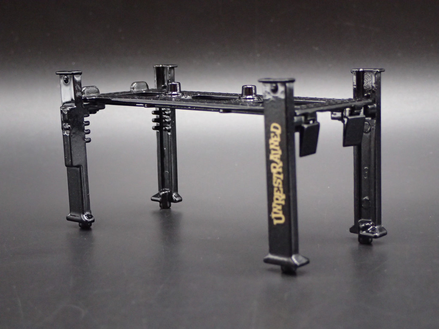 UNRESTRAINED 1:64 SCALE AUTO SHOP MECHANIC GARAGE 4 POST CAR LIFT DIECAST MODEL