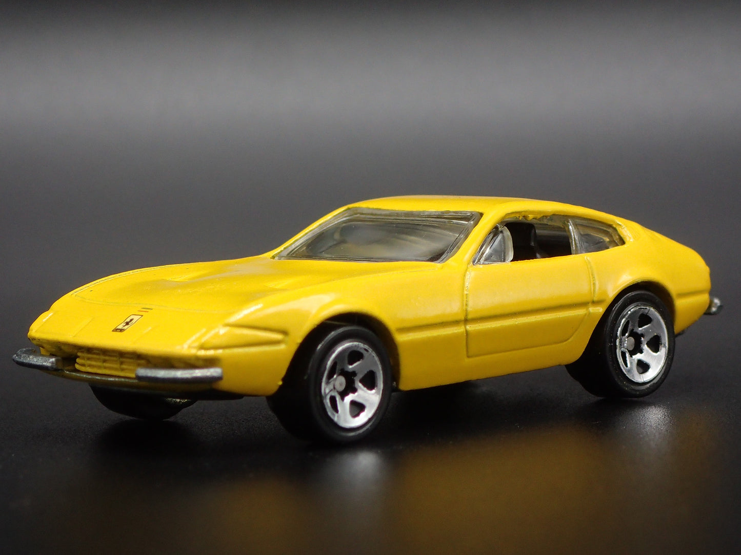 1968-1973 FERRARI 365 GTB/4 1:64 SCALE COLLECTIBLE DIORAMA DIECAST MODEL CAR