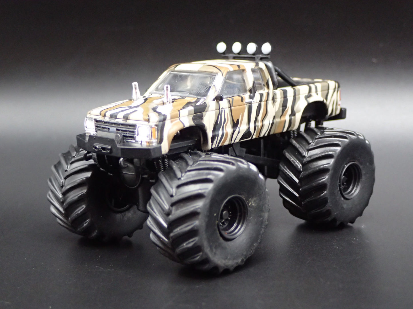 1989 89 CHEVY CHEVROLET S10 MONSTER PICKUP TRUCK 1:64 SCALE DIECAST MODEL CAR