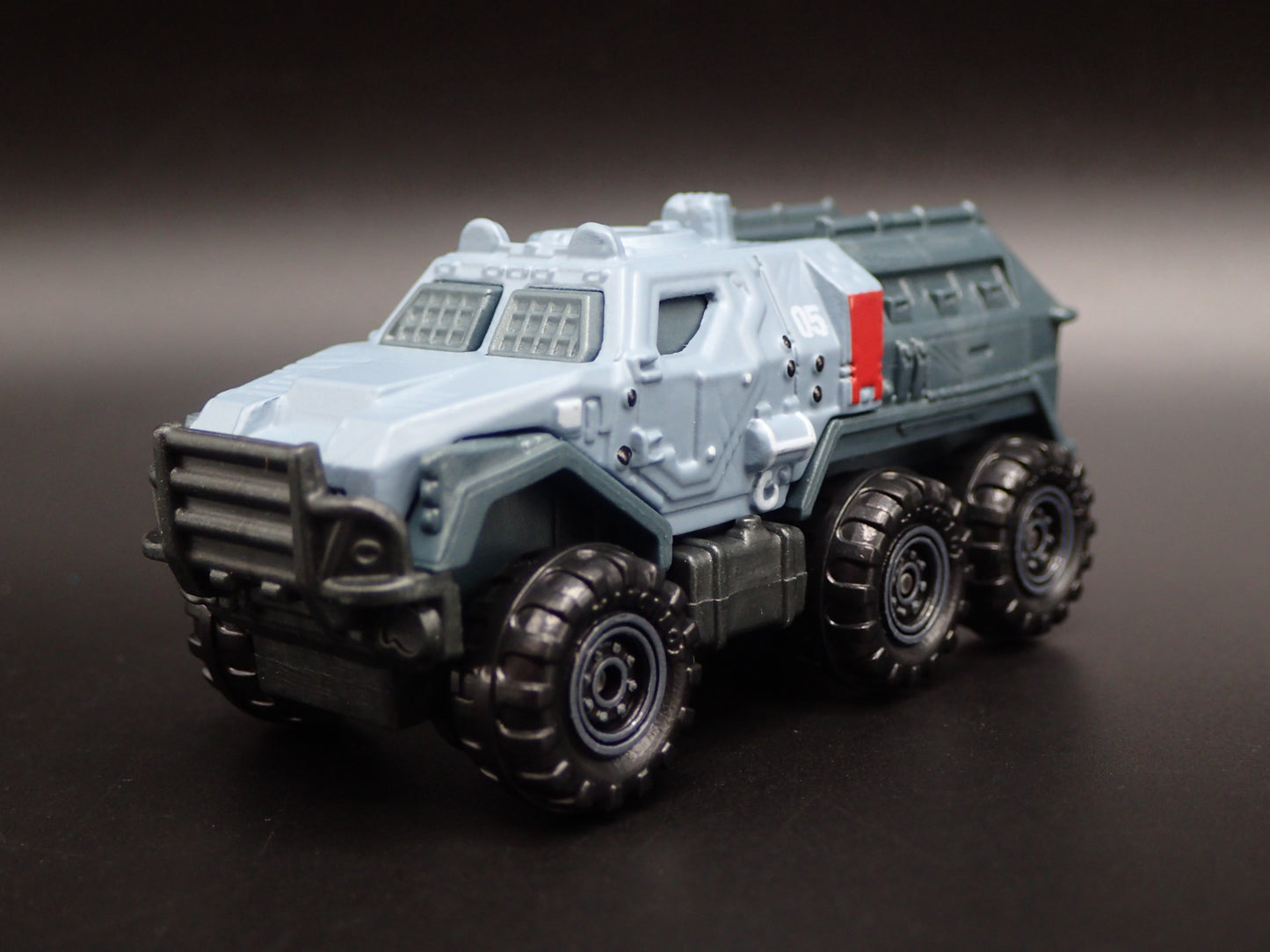 ARMORED MILITARY TRUCK JURASSIC WORLD RARE 1:64 SCALE DIORAMA DIECAST MODEL CAR