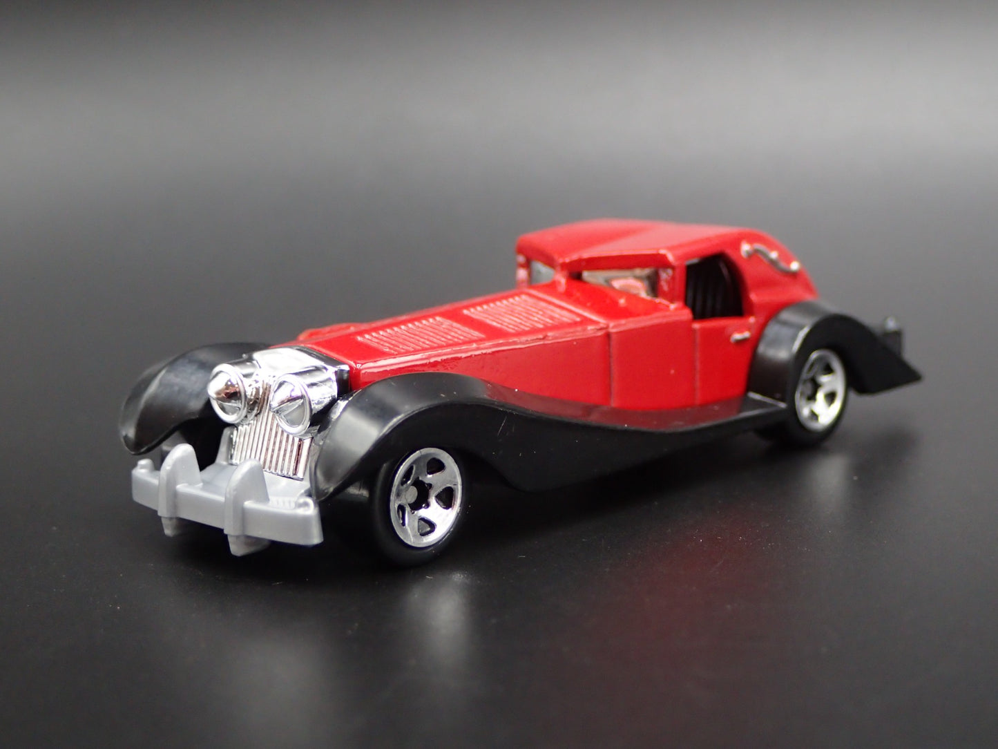 101 DALMATIANS CRUELLA DE VIL CAR DISNEY 1/64 SCALE DIORAMA DIECAST MODEL CAR