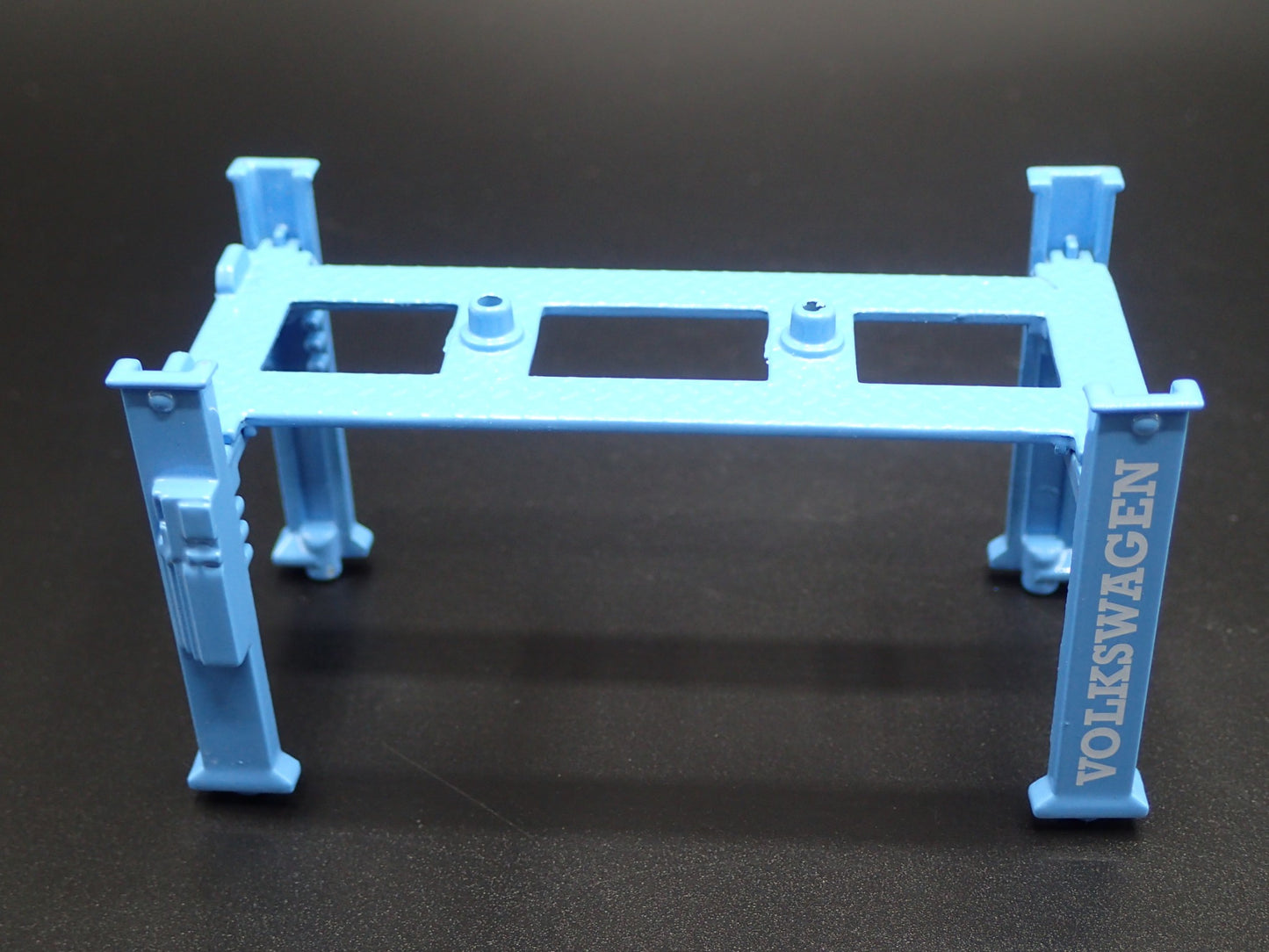 VOLKSWAGEN 1:64 SCALE AUTO SHOP MECHANIC GARAGE 4 POST CAR LIFT DIORAMA MODEL