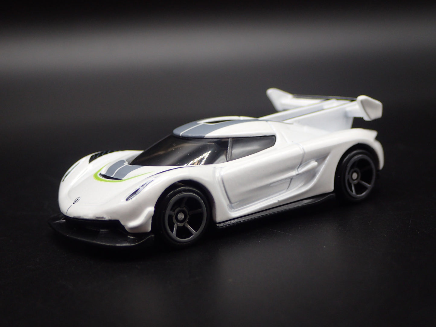 2021-2025 KOENIGSEGG JESKO SUPER CAR WHITE 1:64 SCALE DIORAMA DIECAST MODEL CAR