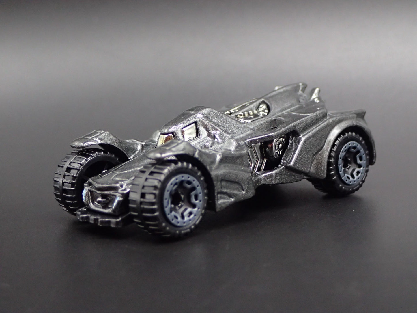 BATMAN ARKHAM KNIGHT BATMOBILE 1:64 SCALE COLLECTIBLE DIORAMA DIECAST MODEL CAR