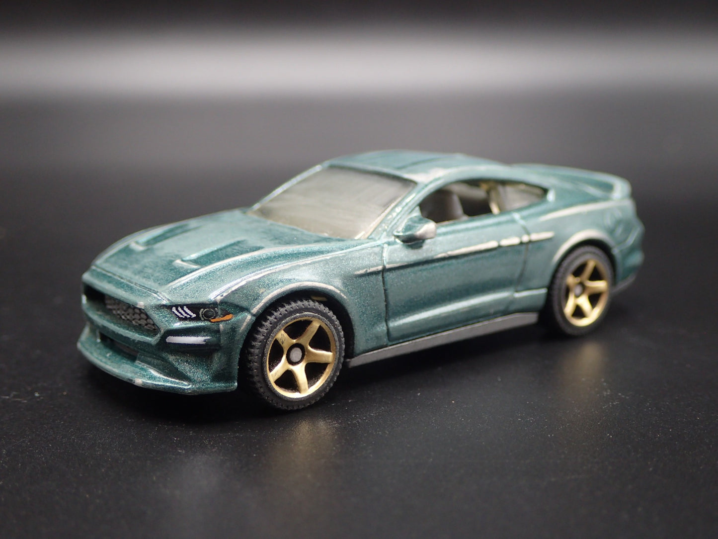 2019 19 FORD MUSTANG COUPE RACE WORN WRECK 1/64 SCALE DIORAMA DIECAST MODEL CAR