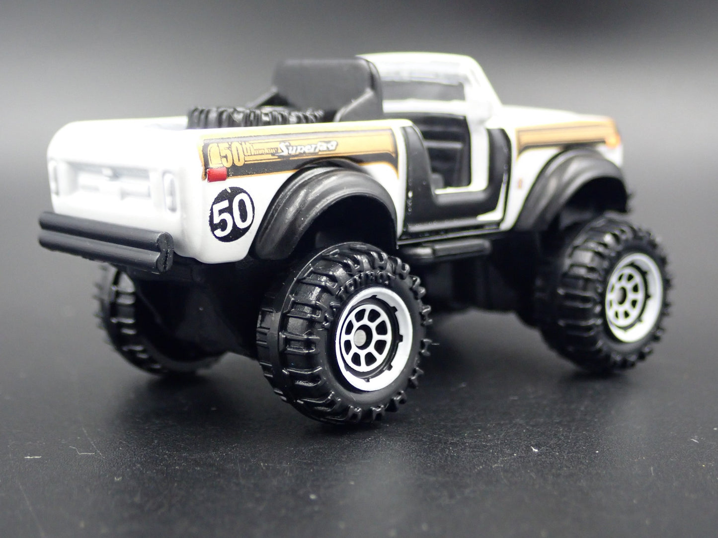 INTERNATIONAL SCOUT 4X4 WHITE 1:64 SCALE COLLECTIBLE DIORAMA DIECAST MODEL CAR