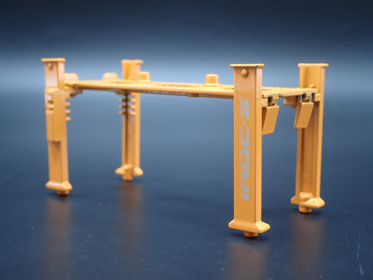 IROC-Z 1:64 SCALE AUTO SHOP MECHANIC GARAGE 4 POST CAR LIFT DIORAMA DIECAST PROP