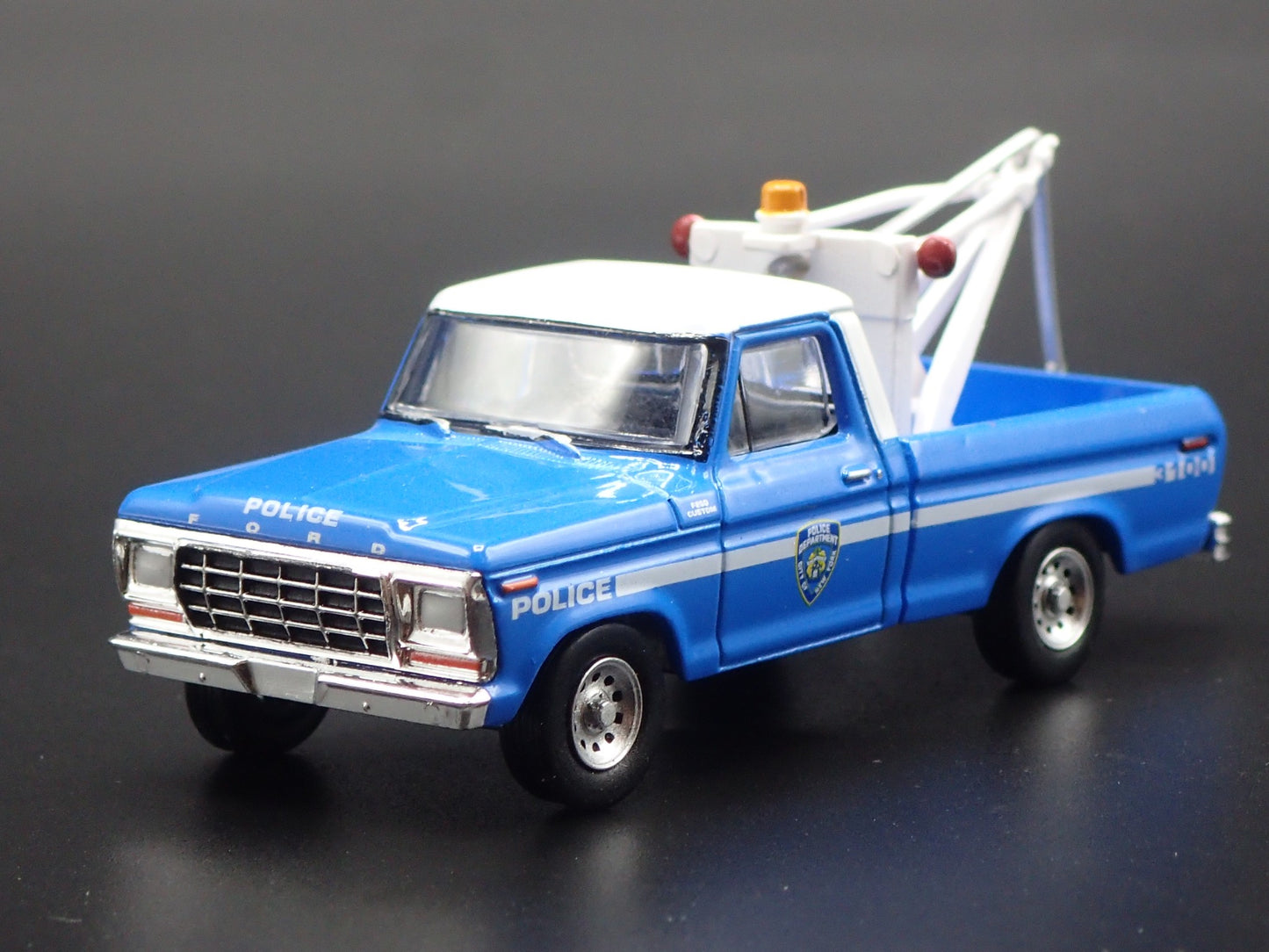 1979 79 FORD F250 WRECKER TOW TRUCK NYPD 1/64 SCALE DIORAMA DIECAST MODEL CAR