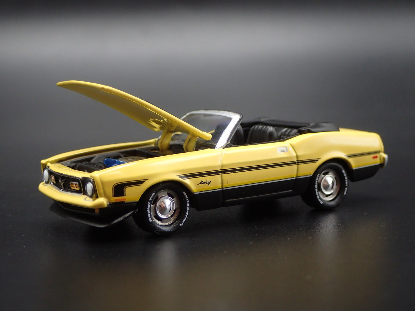 1972 72 FORD MUSTANG CONVERTIBLE YELLOW 1/64 SCALE DIORAMA DIECAST MODEL CAR