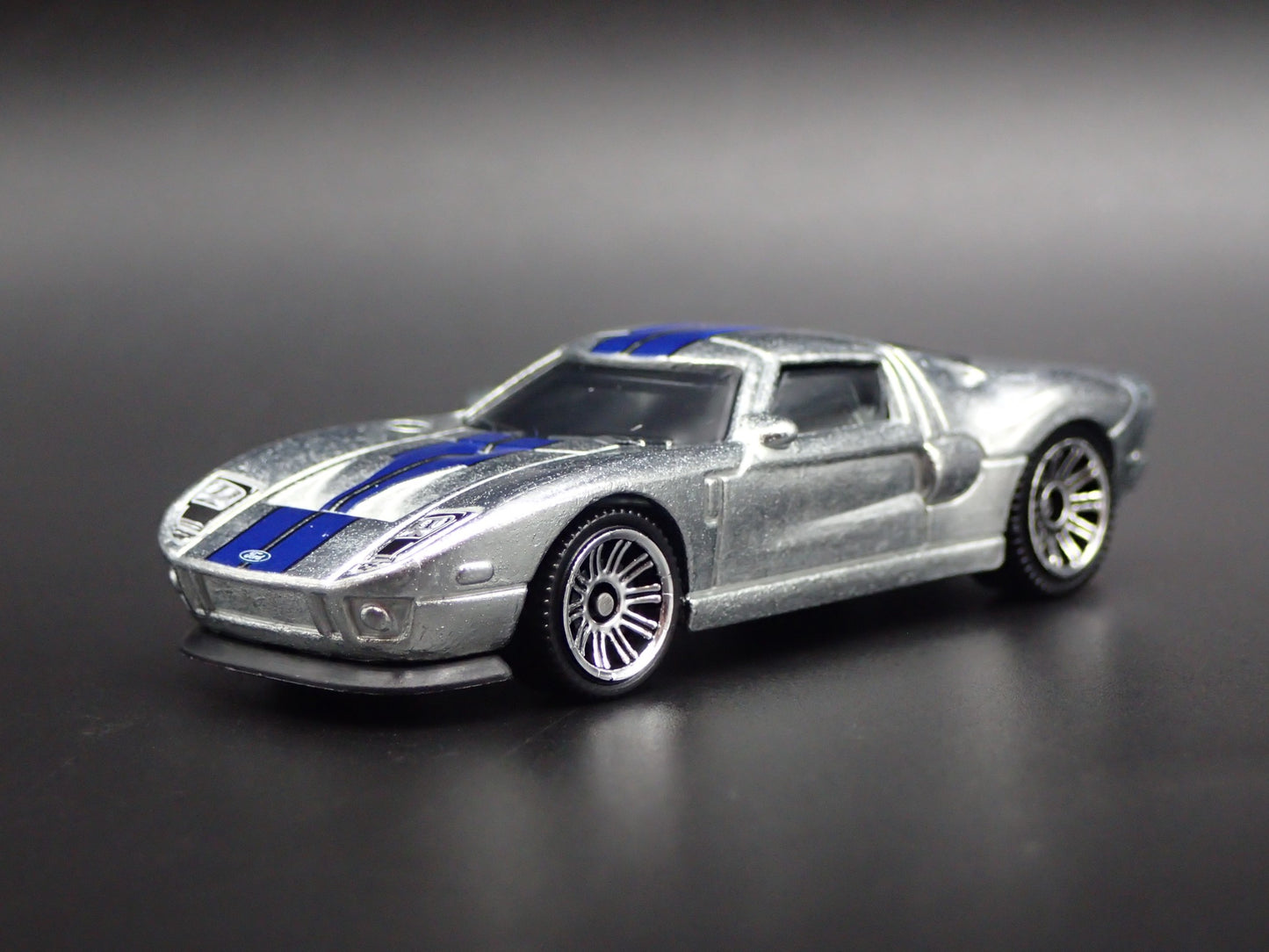 2005-2006 FORD GT SILVER 1:64 SCALE COLLECTIBLE DIORAMA DIECAST MODEL CAR
