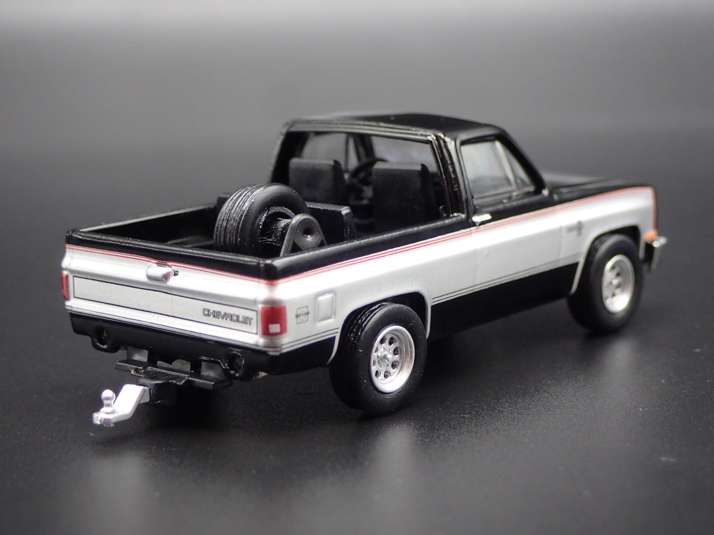 1981 81 CHEVY CHEVROLET K5 BLAZER SQUAREBODY HITCH 1:64 SCALE DIECAST MODEL CAR