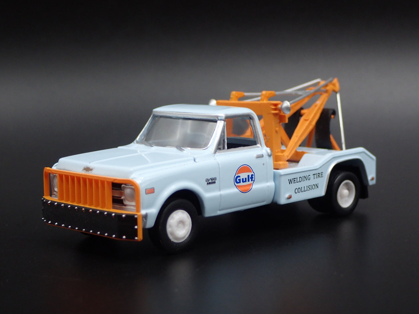 1969 69 CHEVY CHEVROLET C30 DUALLY GULF TOW TRUCK 1:64 SCALE DIECAST MODEL CAR