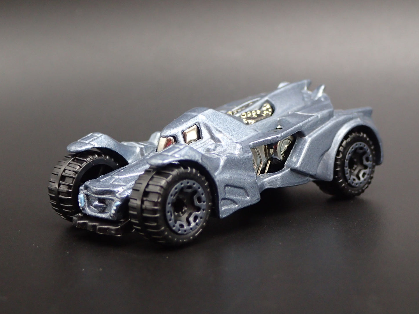 BATMAN ARKHAM KNIGHT BATMOBILE 1:64 SCALE COLLECTIBLE DIORAMA DIECAST MODEL CAR