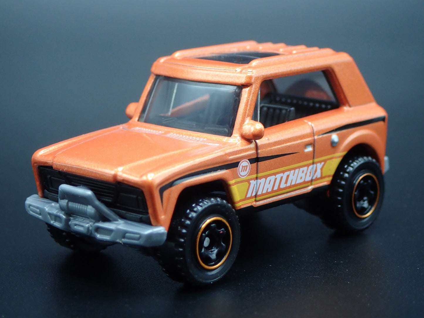 INTERNATIONAL SCOUT W HITCH 1:64 SCALE COLLECTIBLE DIORAMA DIECAST MODEL CAR