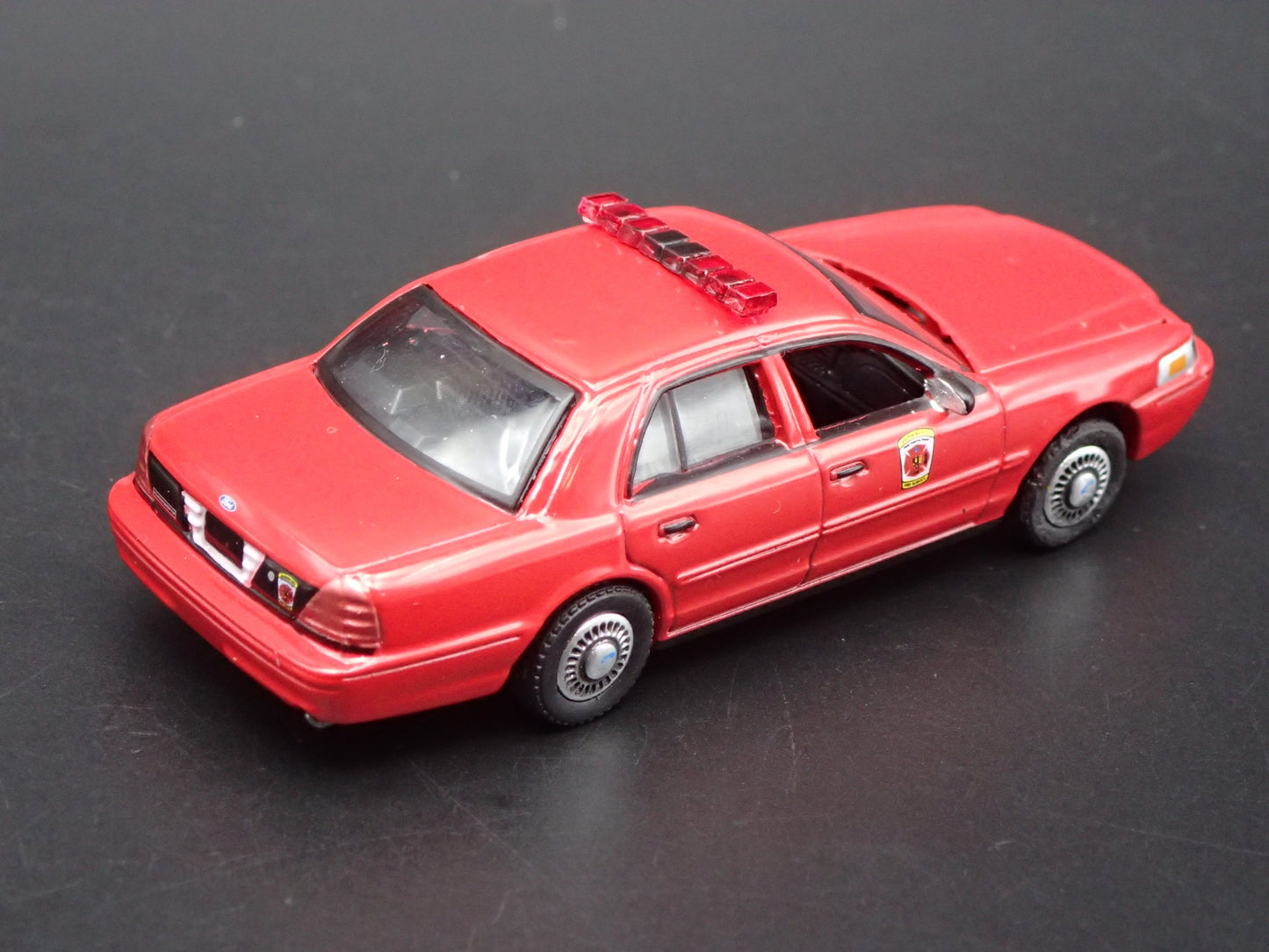 2001 01 FORD CROWN VICTORIA BALTIMORE MD FIRE DEPT 1:64 SCALE DIECAST MODEL CAR