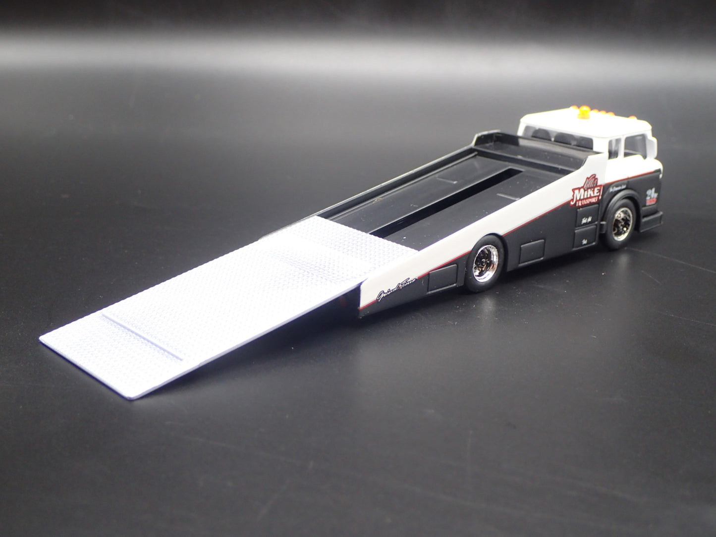 FORD COE RAMP TRUCK CAR HAULER 1:64 SCALE COLLECTIBLE DIORAMA DIECAST MODEL CAR