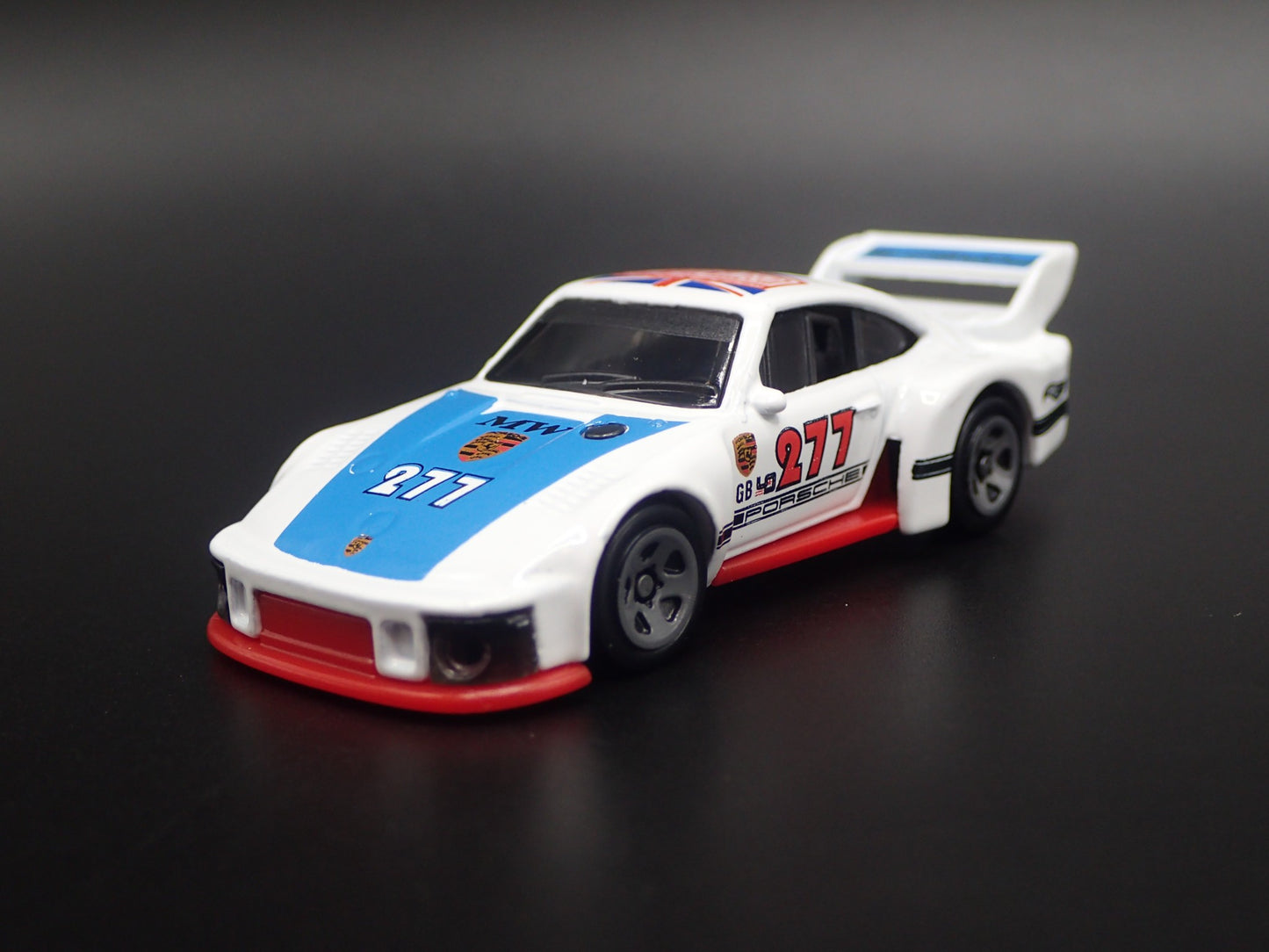 1976-1981 PORSCHE 935 RACING URBAN OUTLAW 1:64 SCALE DIORAMA DIECAST MODEL CAR